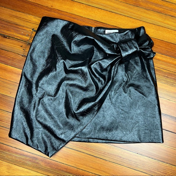 Sunset & Spring Patent Bow Mini Skirt - Picture 6 of 16